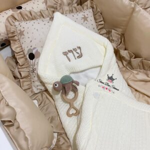 שמיכת עיטוף צמר רקומה עם שם