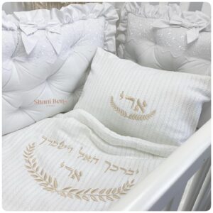 כרית פיקה צמות לבן רקומה